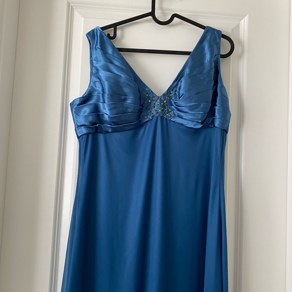 Party dress, mother of the bride/groom, or cocktail. - Picture 1 of 3